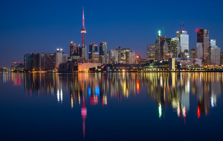Нужен доход более 220 тысяч долларов чтобы купить дом в Торонто или Ванкувере.